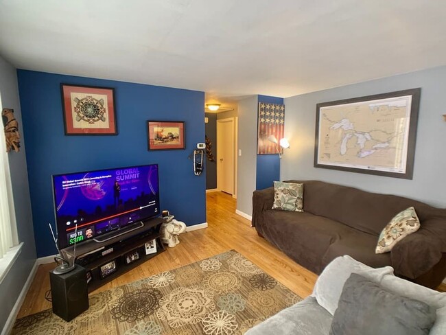 Building Photo - FURNISHED RENTAL: 9th Street Stay near Lam...