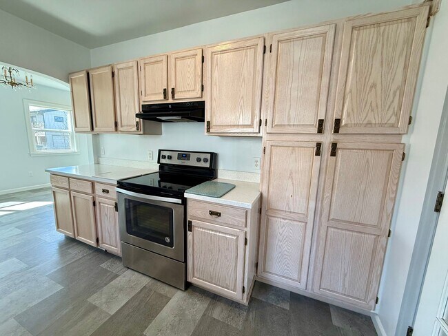 Building Photo - 3 Bedroom / 2 Bath Home - Bespoke Elegance in the University District!