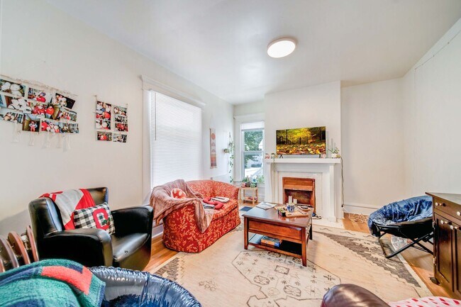 Building Photo - Ultimate 6-Bedroom House with Amazing Front Porch!