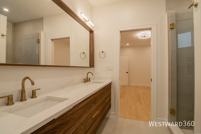 Building Photo - 3720 N Racine Ave