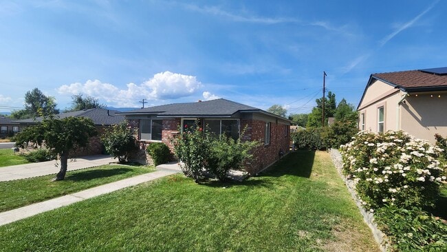 Building Photo - Move-In Ready Reno Gem