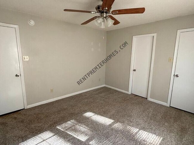 Building Photo - 20 Fox Run Dr