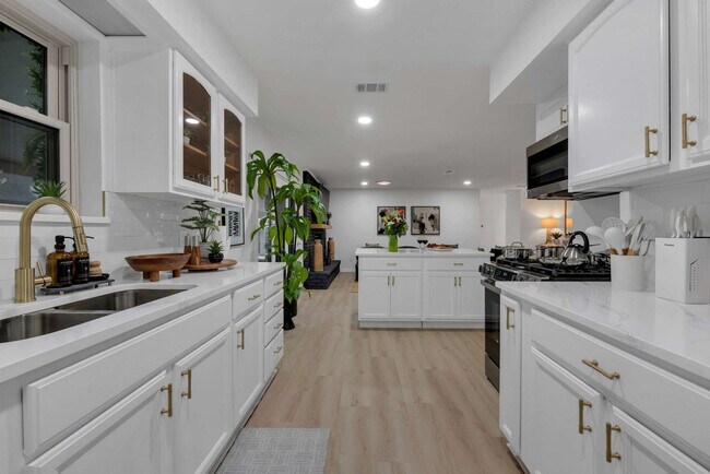 Building Photo - 1901 Cordova Bend