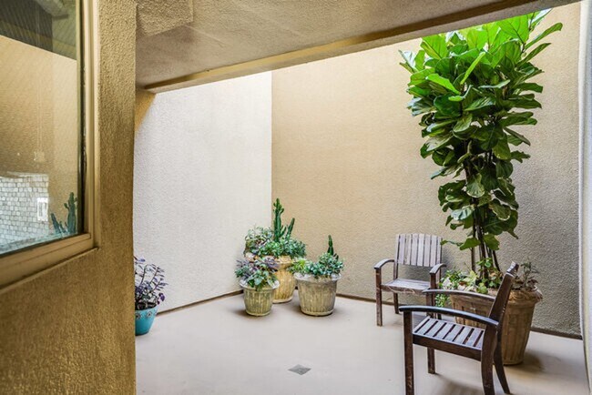 Building Photo - Beautiful 2 Bedroom 2 Bathroom Condo in La...