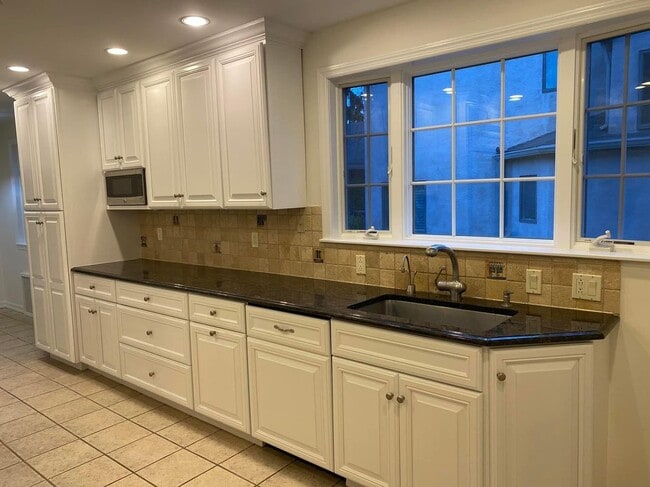 Building Photo - 202 S 5th St