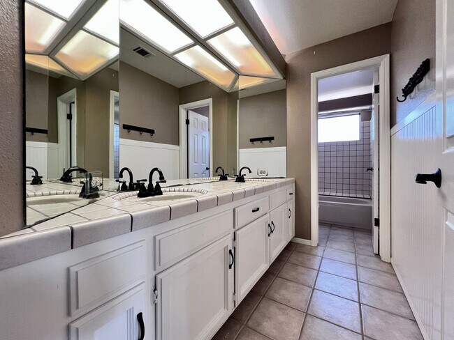 Building Photo - $3,700 Cole & Millbrook, 4 Bedroom House -...