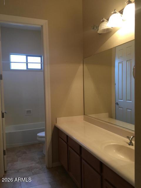 Building Photo - 2417 E Iris Dr