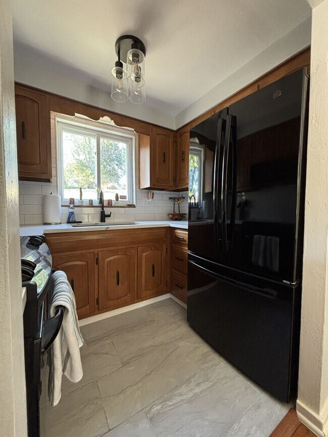 Building Photo - 3 Bed 1 Bath in Coraopolis, PA
