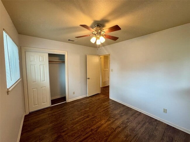 Building Photo - 2102 Pompton Dr