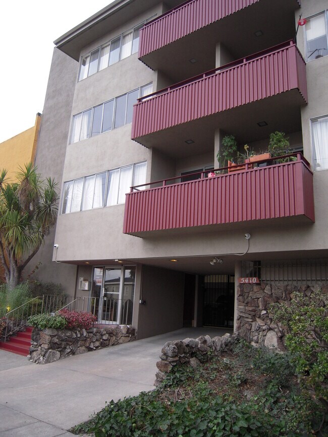 Primary Photo - 5410 Broadway