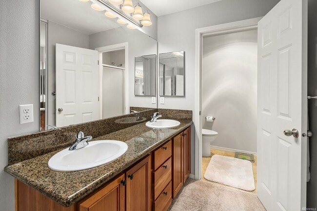 Building Photo - Renton/Talbot area 3 storyTownhome in gated community!  3 bedroom 3.5 bathroom. Available NOW!!