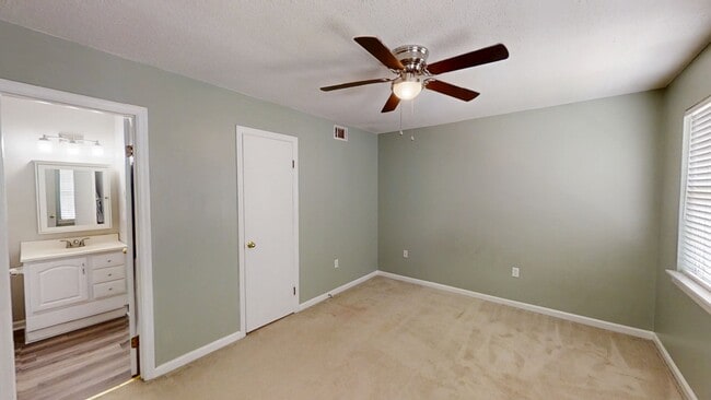 Building Photo - 334 Lamplighter Ln