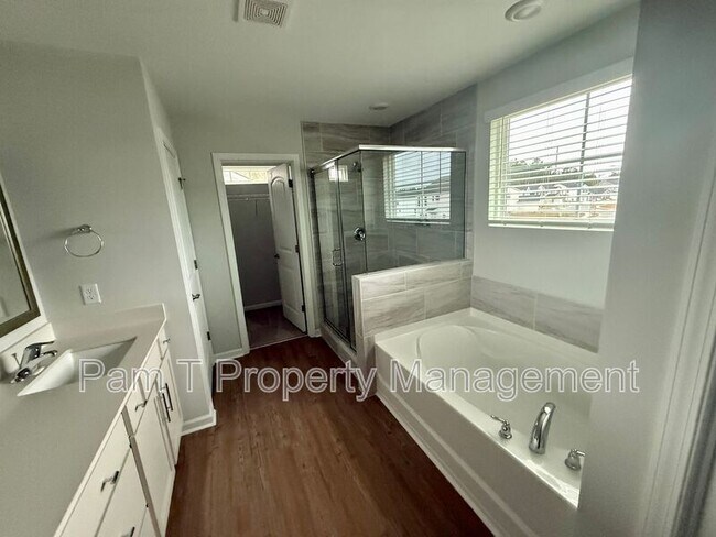 Building Photo - 400 Airways Ave