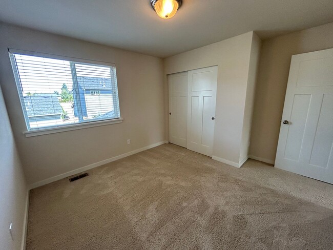Building Photo - 4 bed/2.5 bath and 3 car garage and a down...