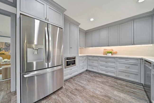 Building Photo - 10042 Briar Forest Dr