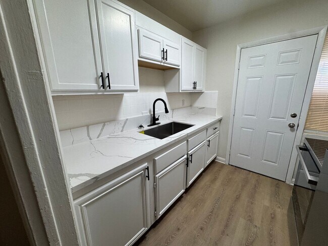 Building Photo - 1109 Hillside Pl