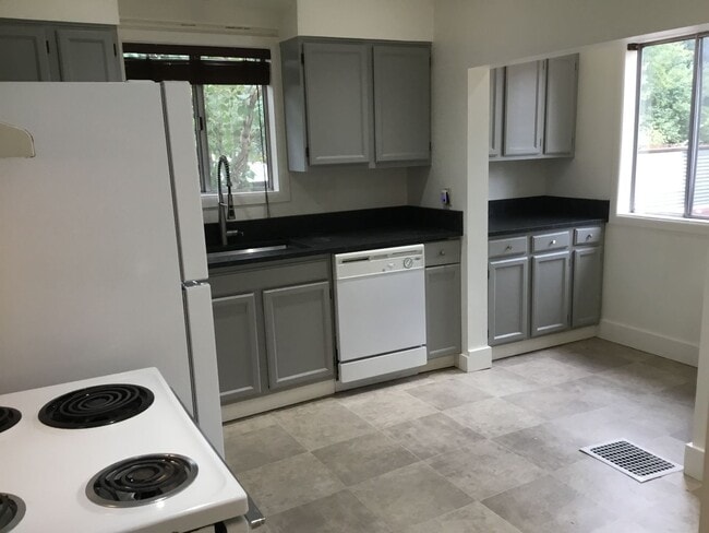 Building Photo - URBAN CHARMER