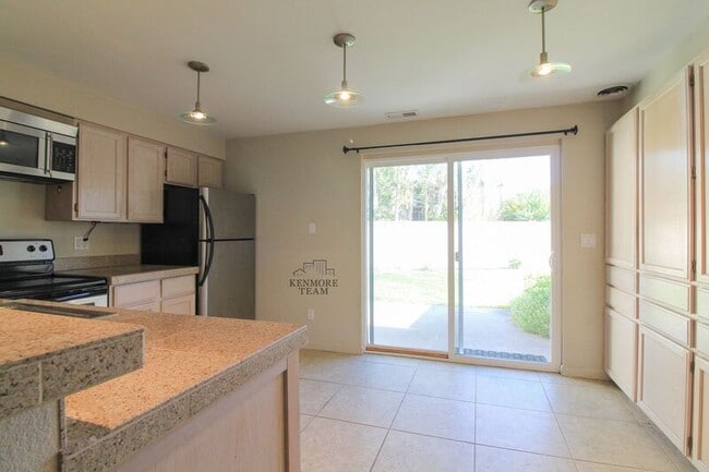 Building Photo - 1636 Cherry Ln