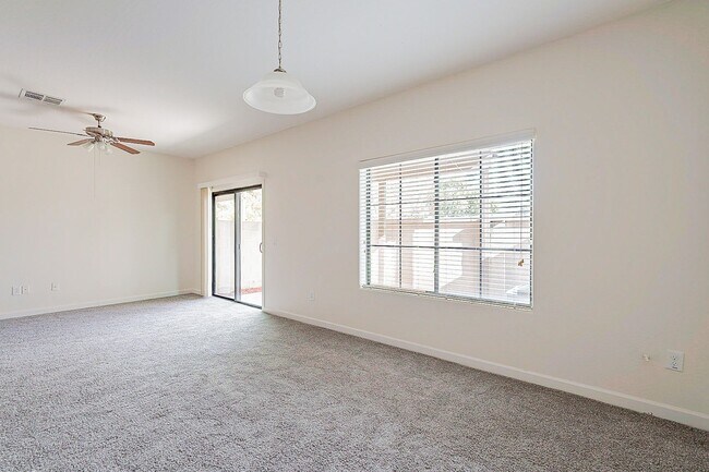 Building Photo - Large 3 bedroom 3 bathroom townhomes