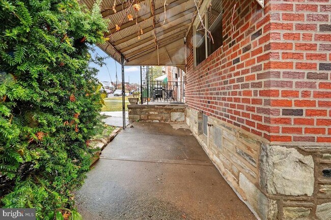 Building Photo - 825 Solly Ave