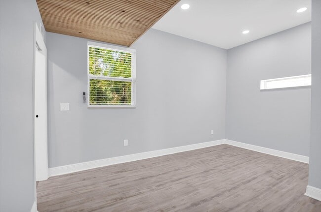 Building Photo - Modern, Stylish 1-Bed, 1-Bath Apartment - Electric, Water, Grounds Care, and Pest Control all Inc...