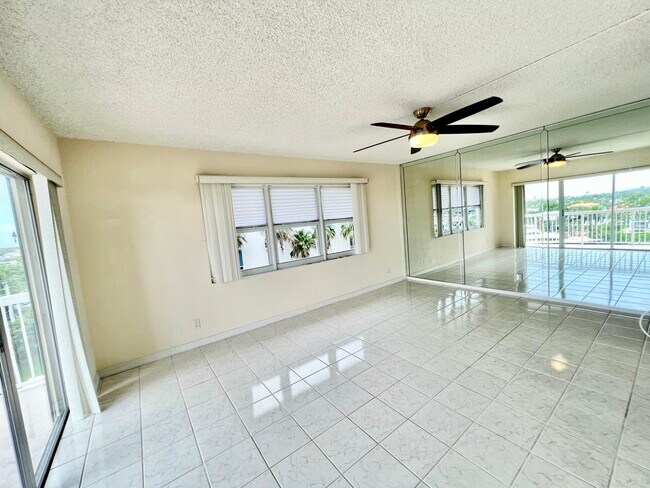 Building Photo - 1069 Hillsboro Mile