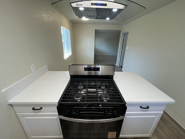 Building Photo - 6417-6417 San Stefano St