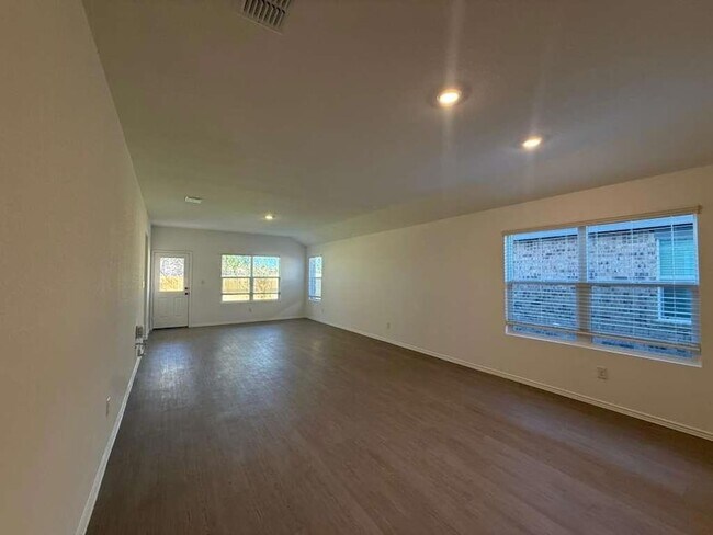 Building Photo - 591 Sormonne Lp