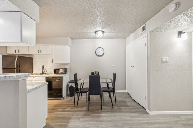 Building Photo - 2525 Thomason Cir