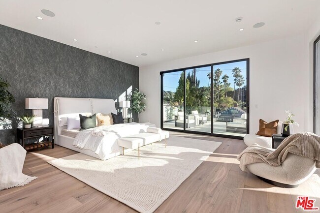 Building Photo - 16879 Mooncrest Dr