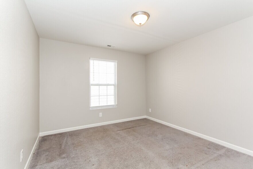 Building Photo - 7221 Fox Point Dr