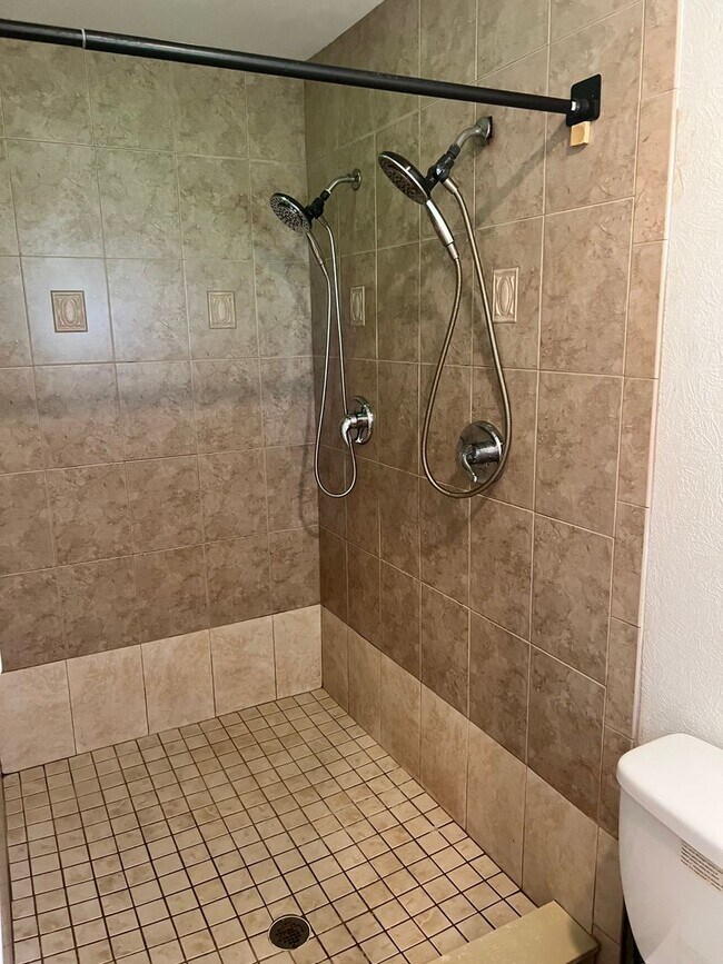 Building Photo - 3 BEDROOM, 2 BATH HOME IN THE HEART FORT P...
