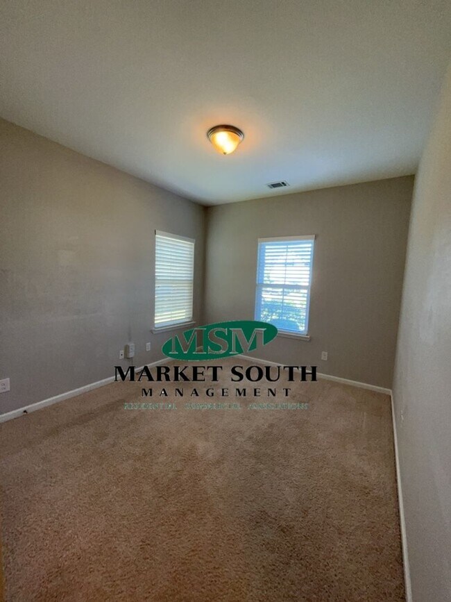 Building Photo - 136 Waverly Way