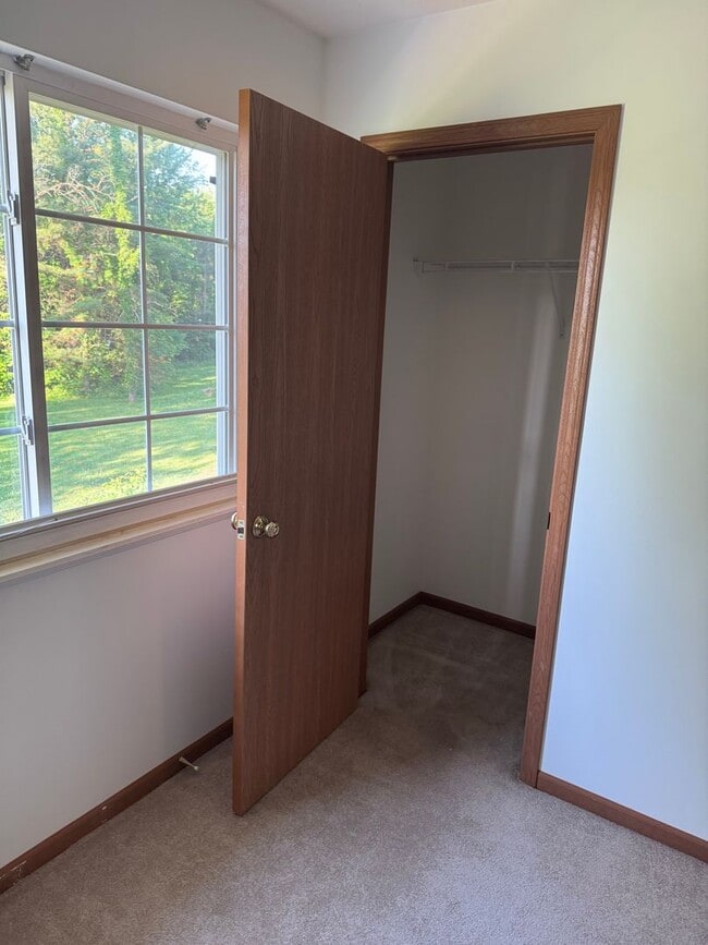 Building Photo - 5 Bd 2.5 Ba