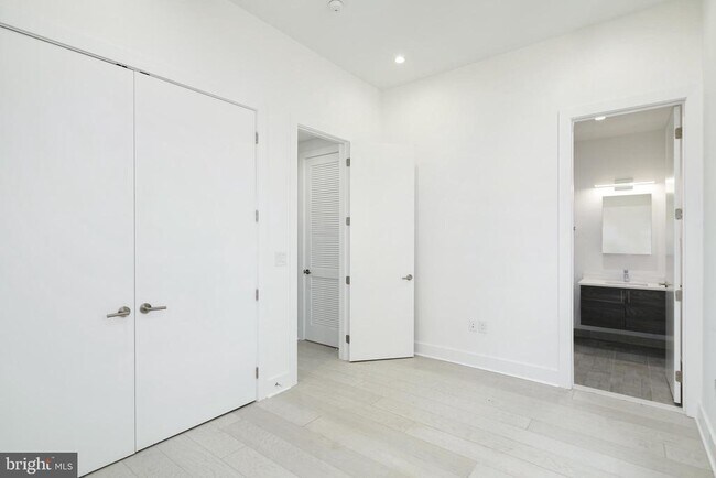 Building Photo - 142 S Front St