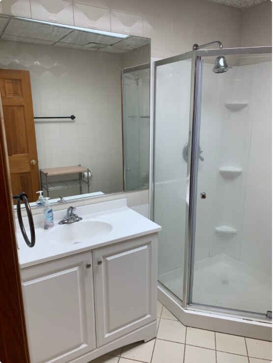 Full Bathroom - 35 Audrey Ave
