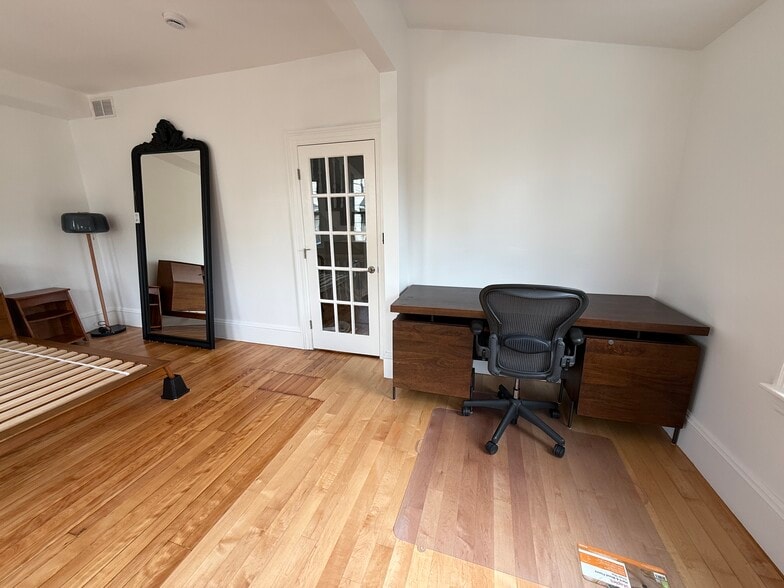 Building Photo - 96 Munroe St