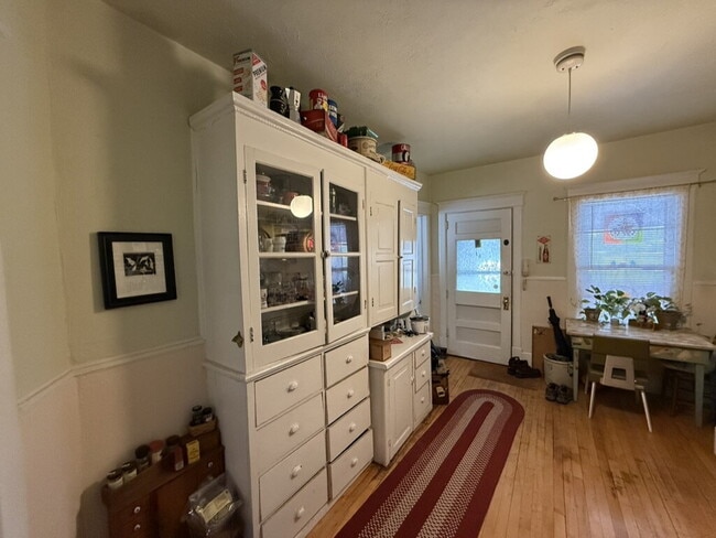 Building Photo - Private Second Floor one bedroom flat in Historic Lowry Hill - Walking distance to transit and la...