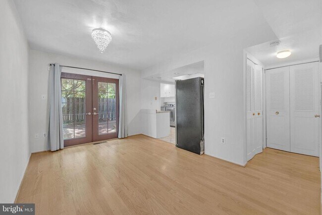 Building Photo - 40 Rittenhouse Dr