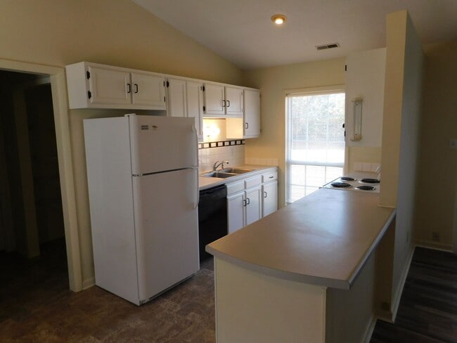Building Photo - Home located in the heart of Havelock!
