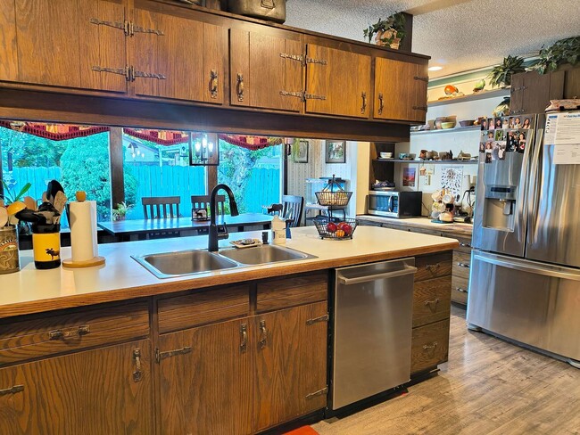 Building Photo - Spacious 4 bed, 2.5 bath with HEATED POOL ...