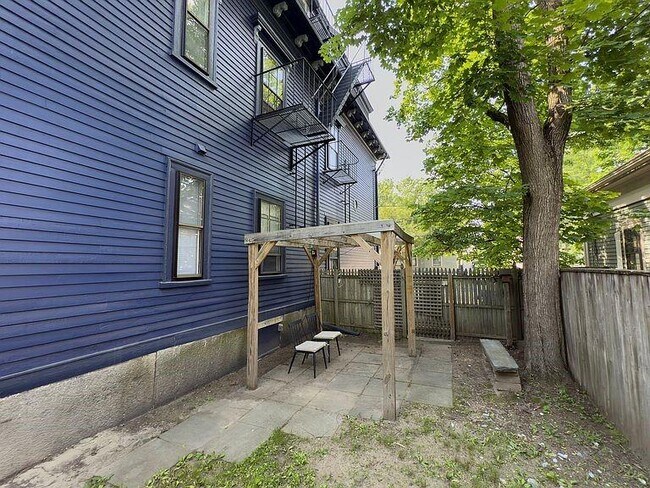 Building Photo - 64 Willow St