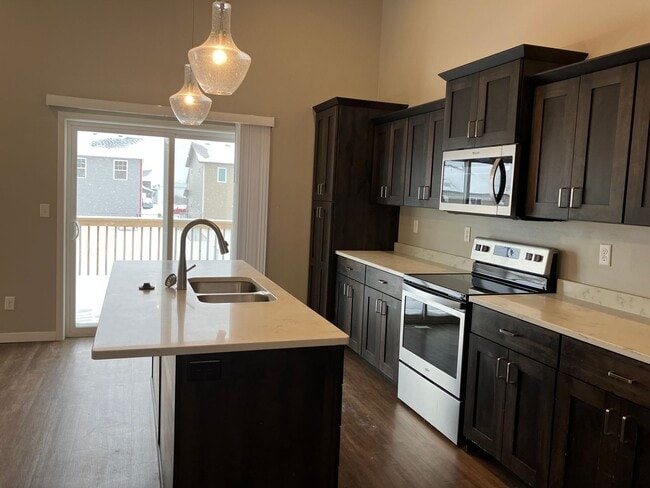 Building Photo - 4 Bed 2.5 Bath Single Family Home