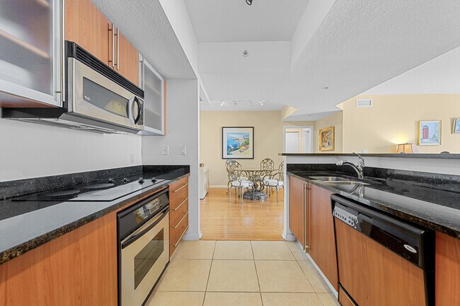 Building Photo - 1551 N Flagler Dr