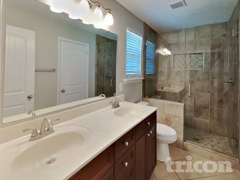 Building Photo - 605 Silverhill Dr