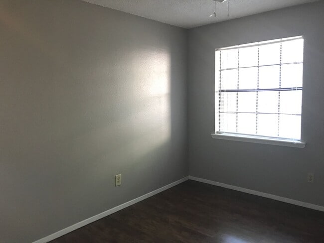 Building Photo - 3/2 PTISD Fenced yard and pet friendly