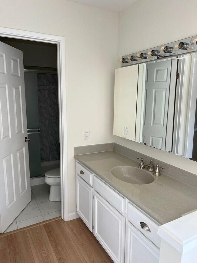 Building Photo - SPACIOUS BRIGHT CUL-DE-SAC 3BD/2BA HOUSE w...