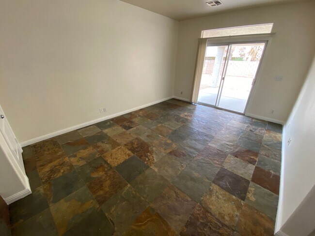 Building Photo - Beautiful 2 bed/2.5 bath home located in S...