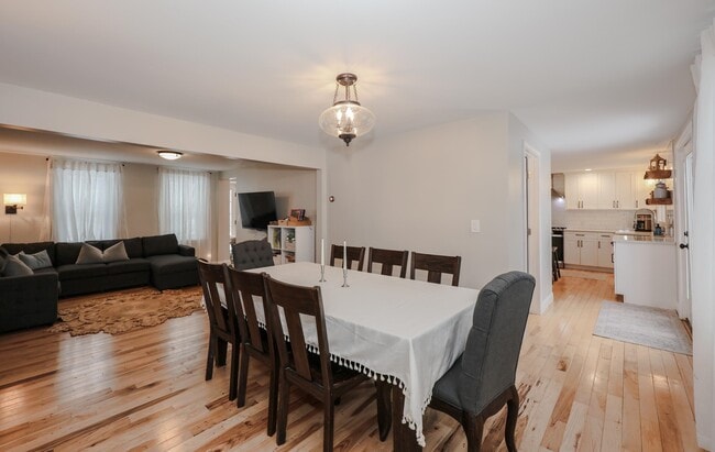 Building Photo - 395 Critchett Rd