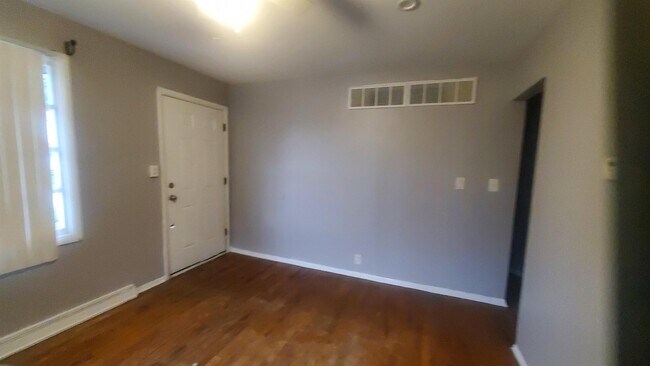 Building Photo - 3929 Larchmont St